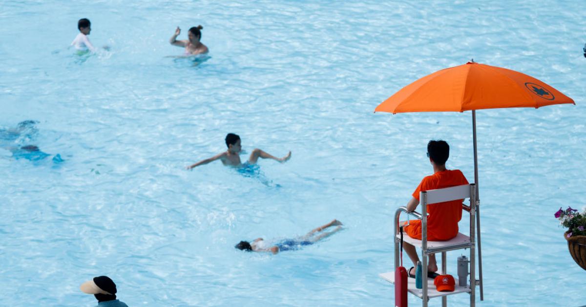 Niños bañándose en una piscina