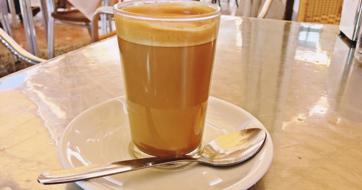 Un café con leche en un bar.
