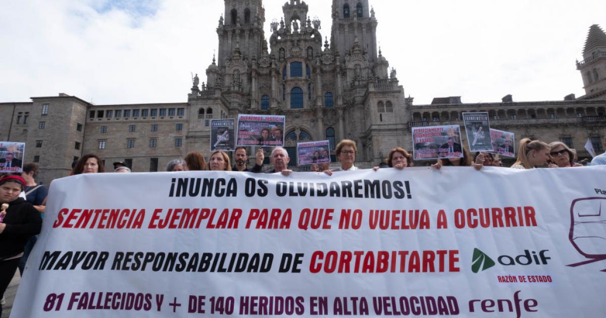 Imagen de archivo de un acto reivindicativo de la plataforma de víctimas y afectados por el accidente del Alvia, ante la Catedral de Santiago de Compostela, en la praza de O Obradoiro.