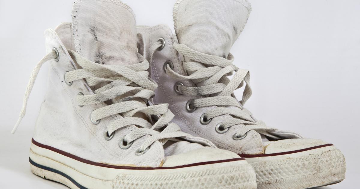 Unas zapatillas de lona manchadas.