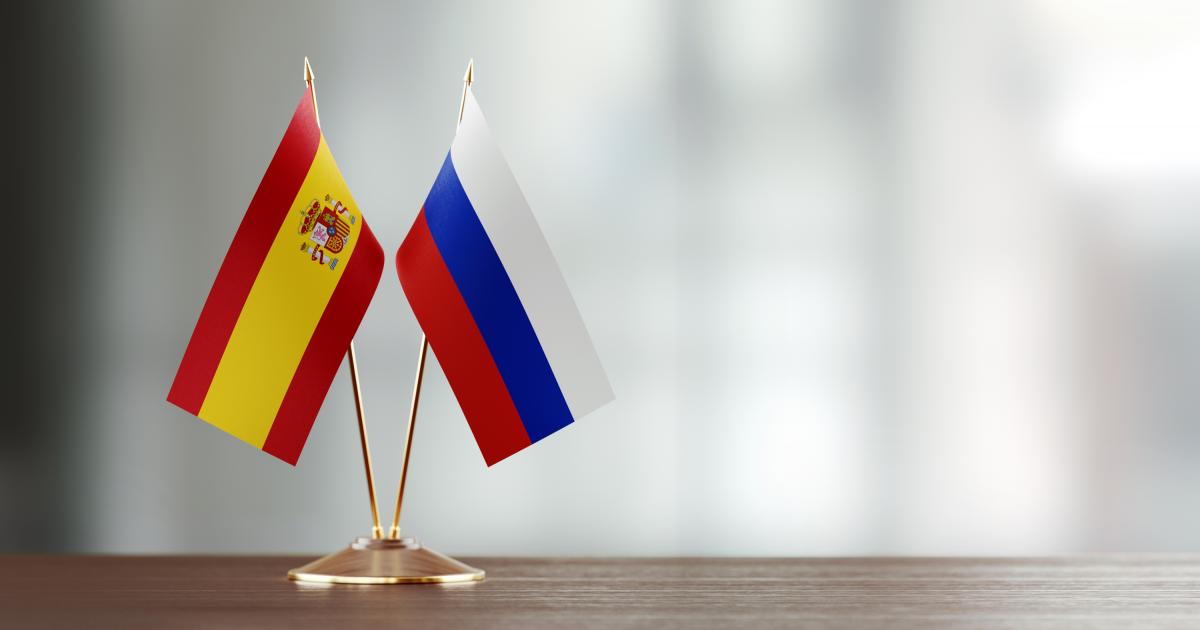 Banderas de Rusia y España.