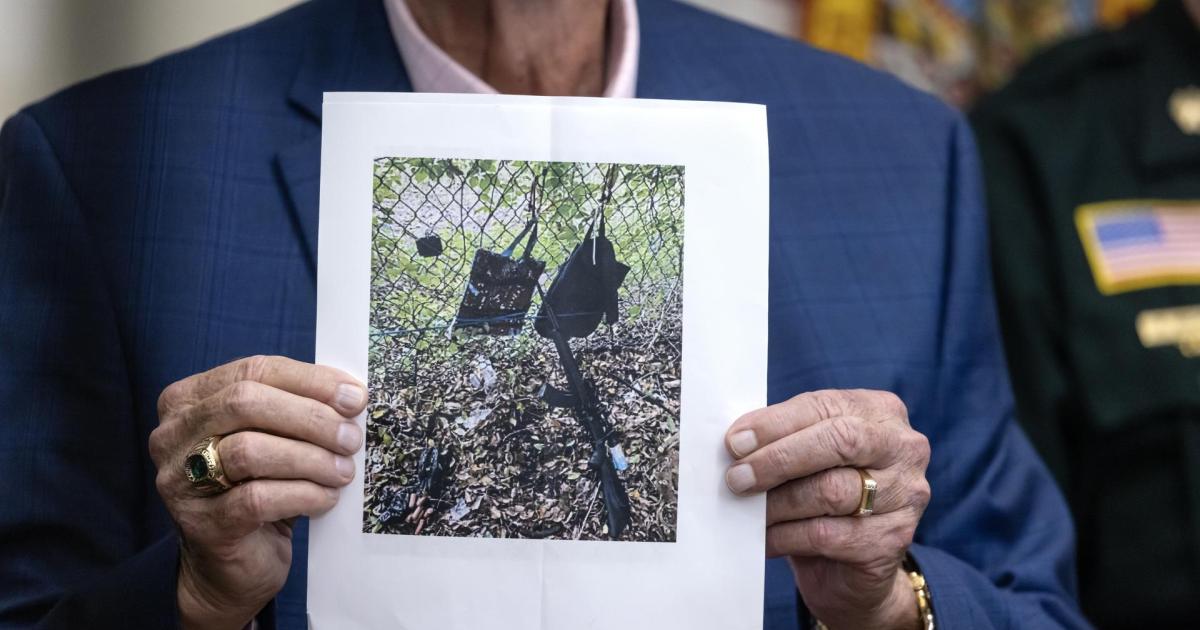 El sheriff Ric L. Bradshaw muestra una imagen del AK47 que se habría utilizado en el nuevo ataque contra Donald Trump.