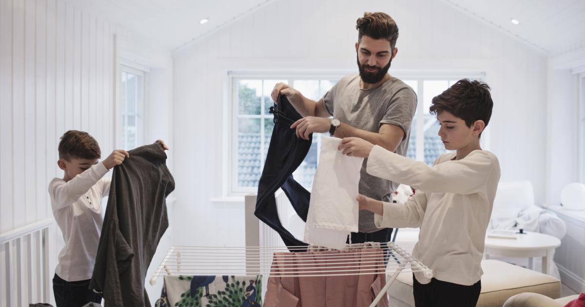 Imagen de archivo de una familia tendiendo la ropa.