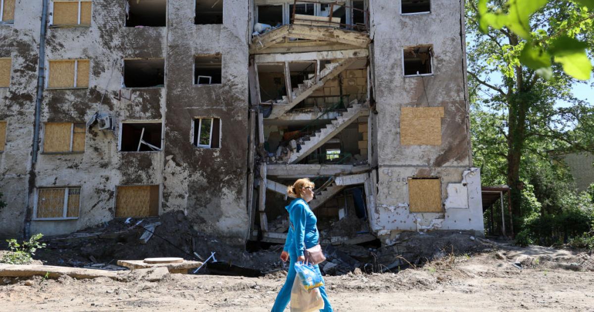 Una mujer camina por las calles de Jersón.