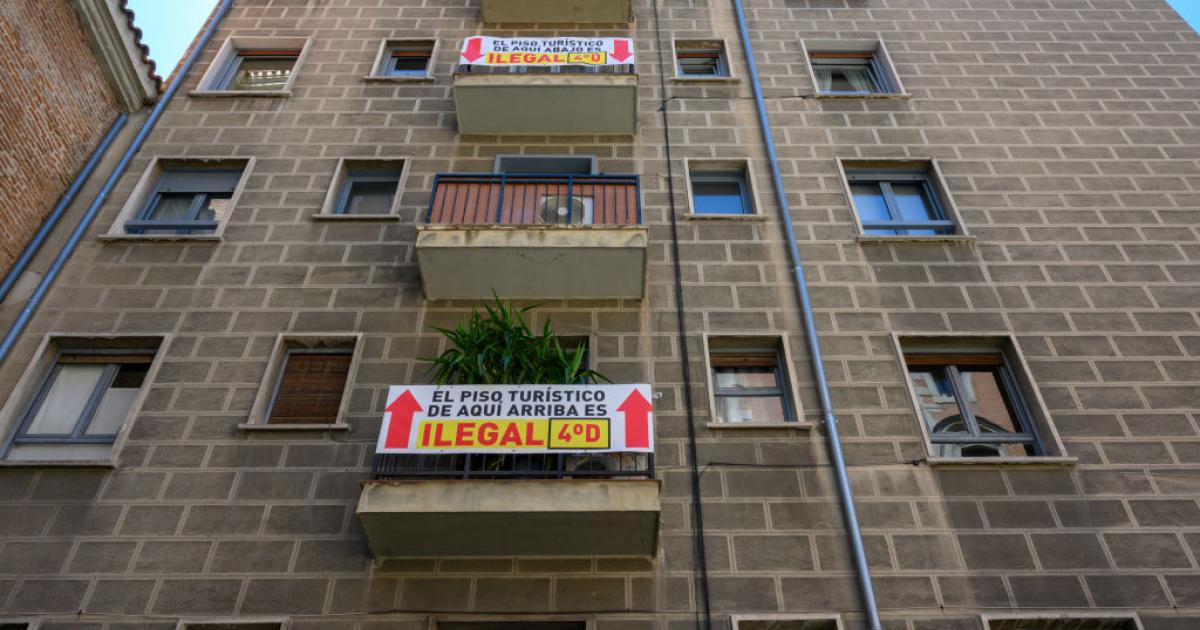 Los vecinos de un edificio de Madrid señalando un piso turístico ilegal