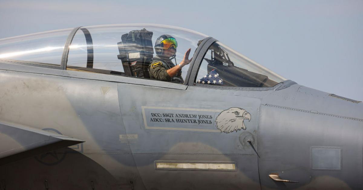 Un soldado estadounidense saluda desde un caza F-15 Eagle.