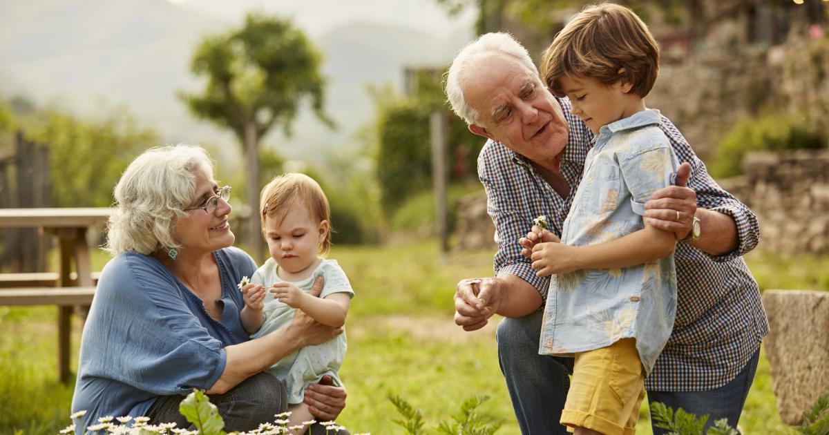 Abuelos con sus nietos.