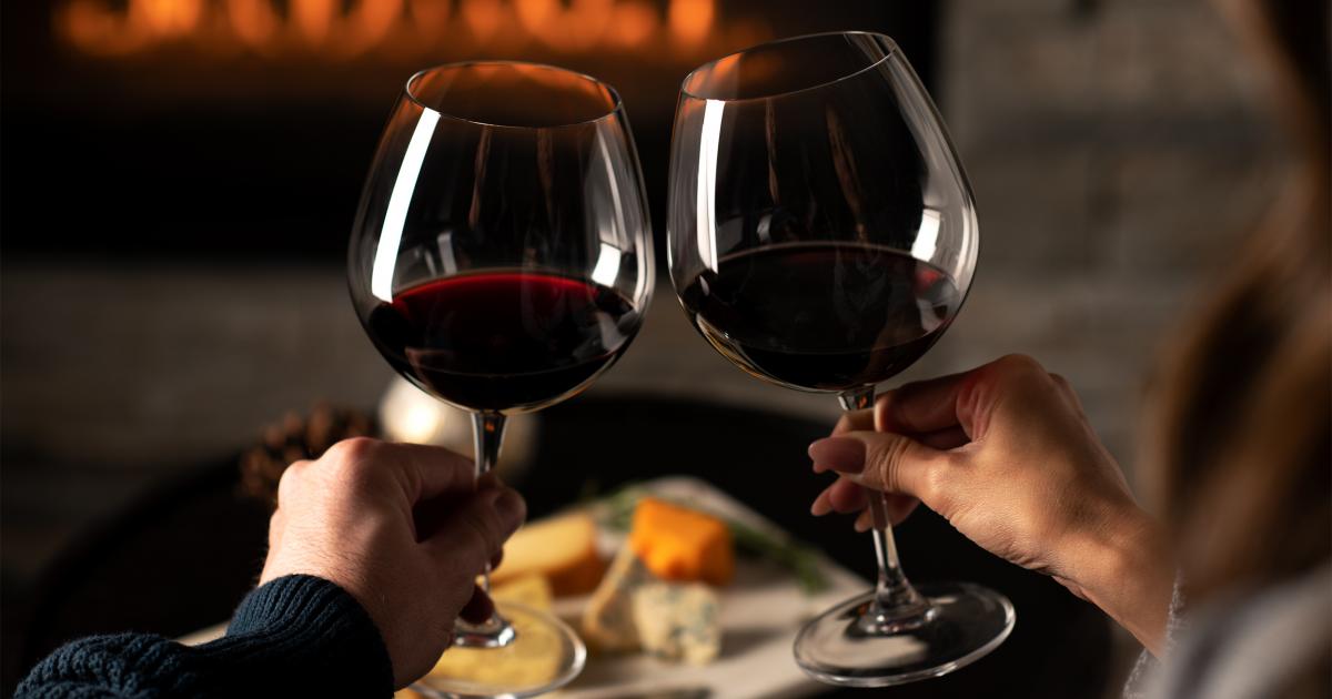 Dos copas de vino tinto.