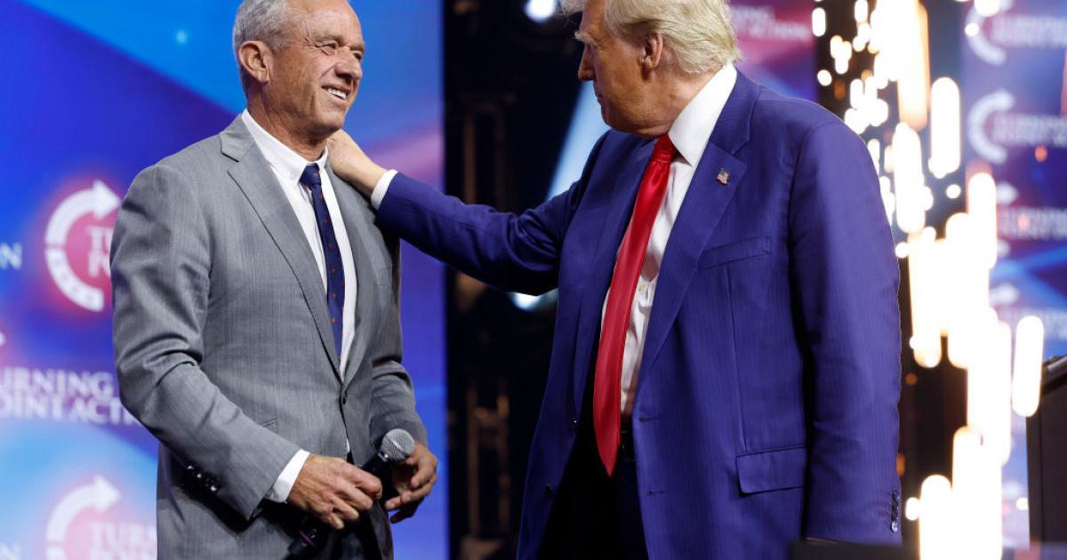 Robert F. Kennedy Jr. junto al candidato republicano, Donald Trump, en un mitín del partido el pasado 23 de octubre de 2024.