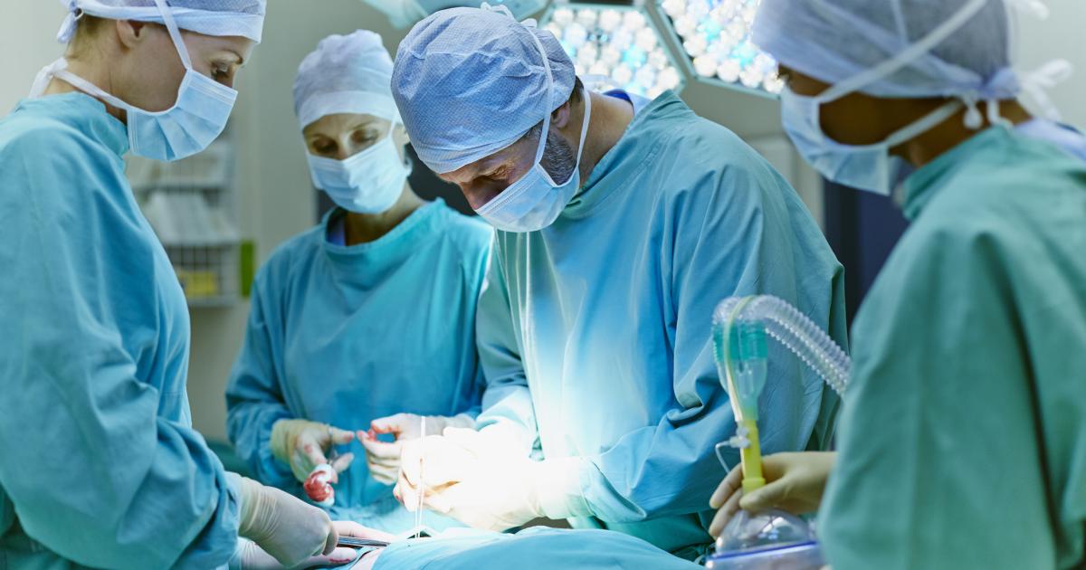 Un grupo de cirujanos interviene en quirófano.