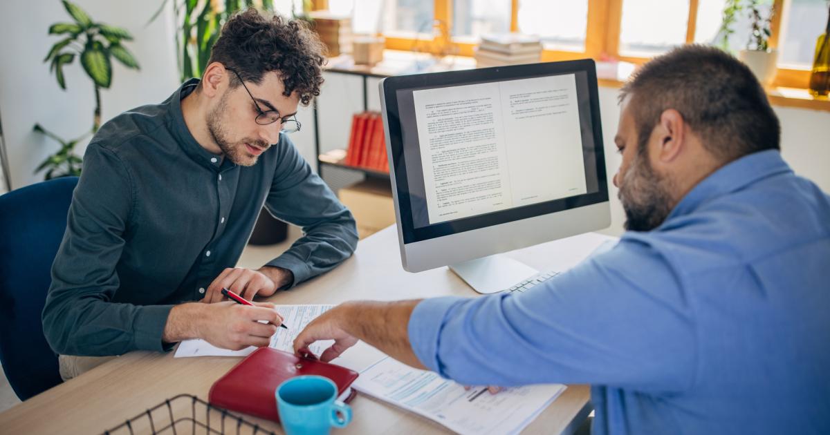 Un trabajador debe devolver 11.000 euros a su antigua empresa por incumplir una cláusula el contrato.