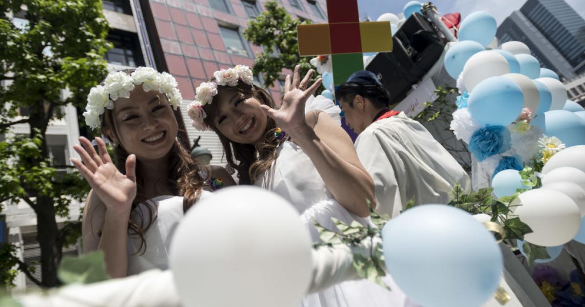 Dos mujeres, con el traje de novia, participan en el desfile del Orgullo en Tokio.