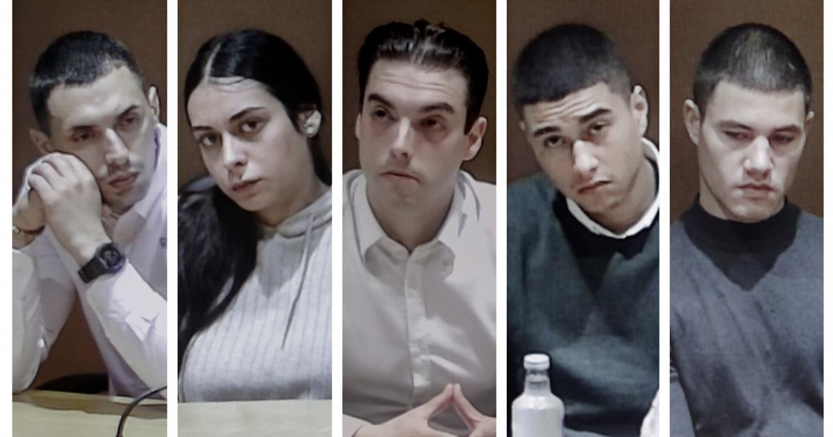 Imágenes tomadas en la tercera semana de juicio del vídeo que el TSXG muestra en la sala de prensa desde donde los medios de comunicación siguen el juicio por el asesinato de Sameul Luiz, donde aparecen, de izquierda a derecha, los cinco acusados: Diego Montaña, Catherine "Katy" Silva, Kaio Amaral, Alejandro Míguez y Alejandro Freire "Yumba".