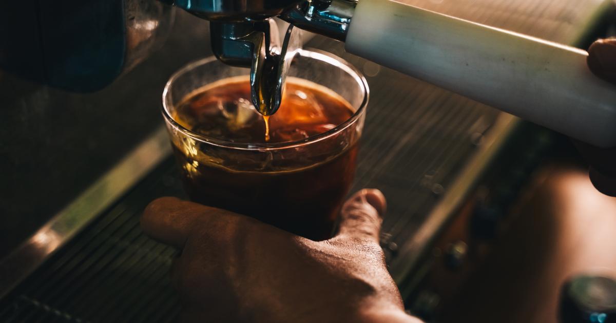 Una persona se sirve un café.