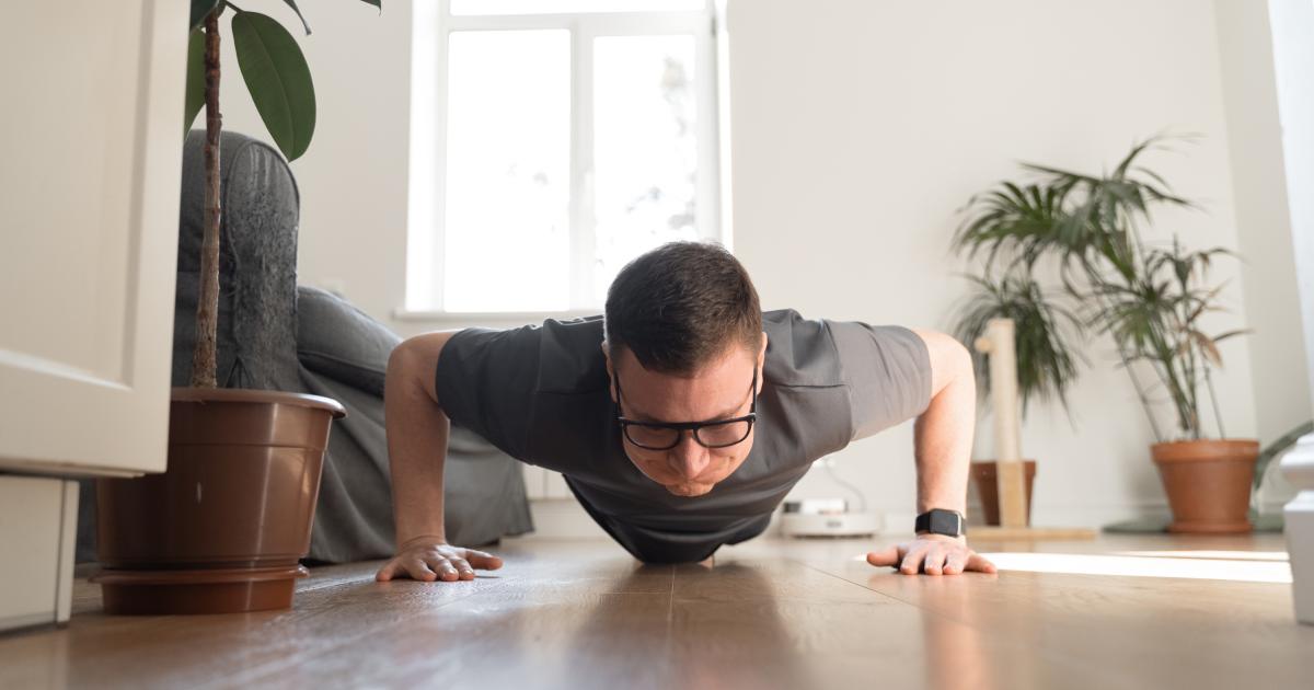 Un hombre haciendo flexiones.