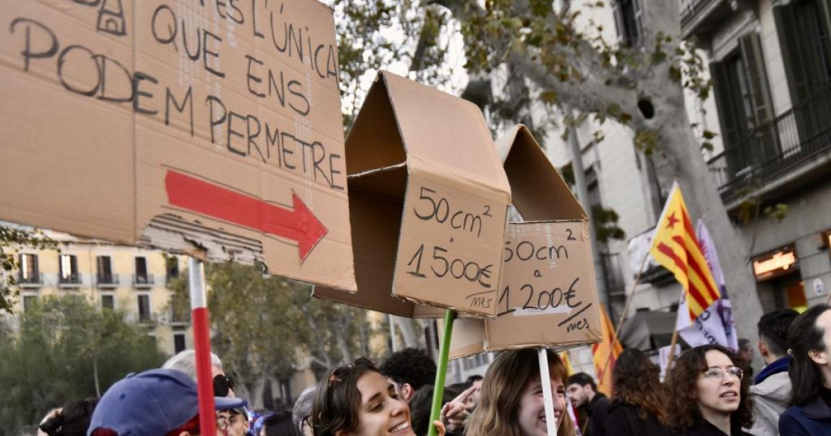 Miles de personas se manifiestan en las calles de Barcelona por la vivienda.