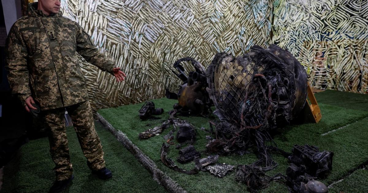 Restos del nuevo misil de Rusia con los que atacó la ciudad ucraniana de Dnipro.