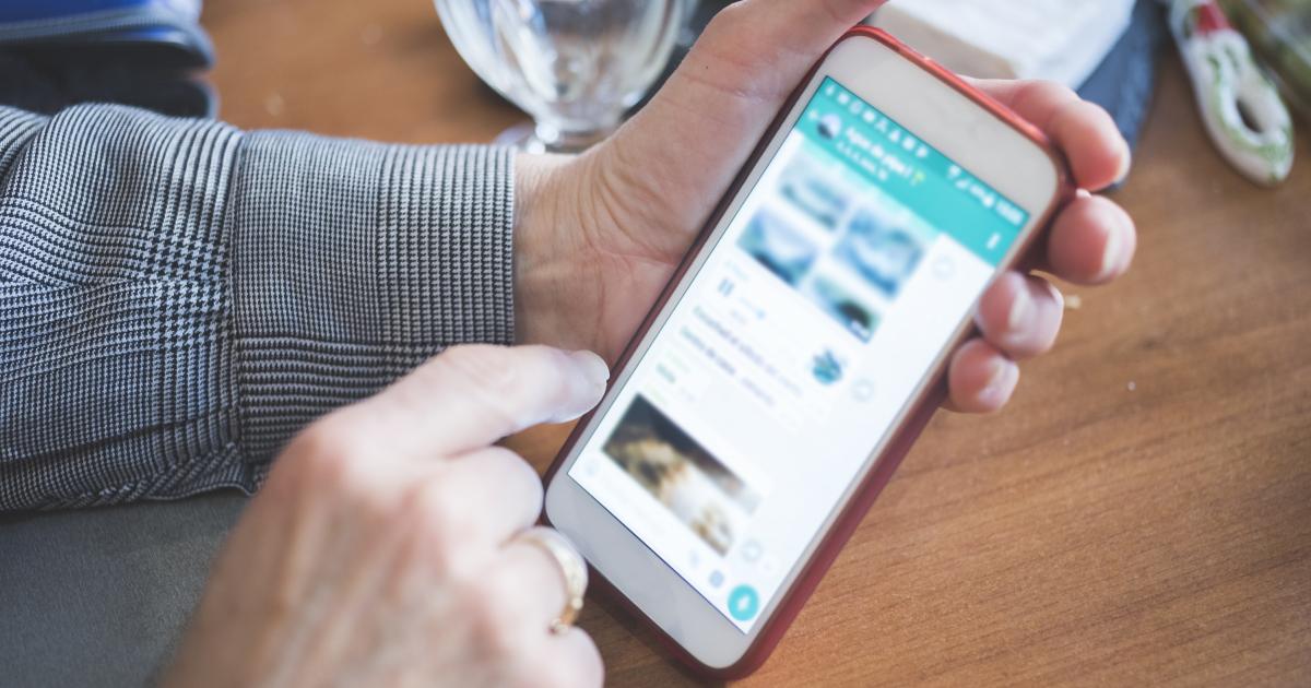 Una persona usando WhatsApp.