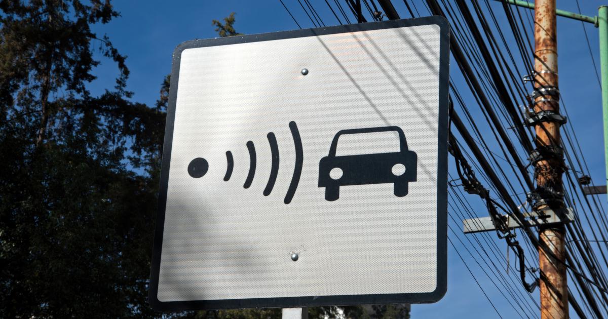 Imagen de archivo de un letrero de advertencia de un radar de control de velocidad.