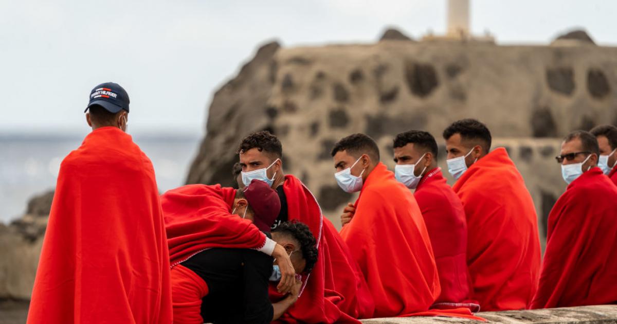 Un grupo de migrantes rescatados en el Atlántico esperan atención médica en Lanzarote.