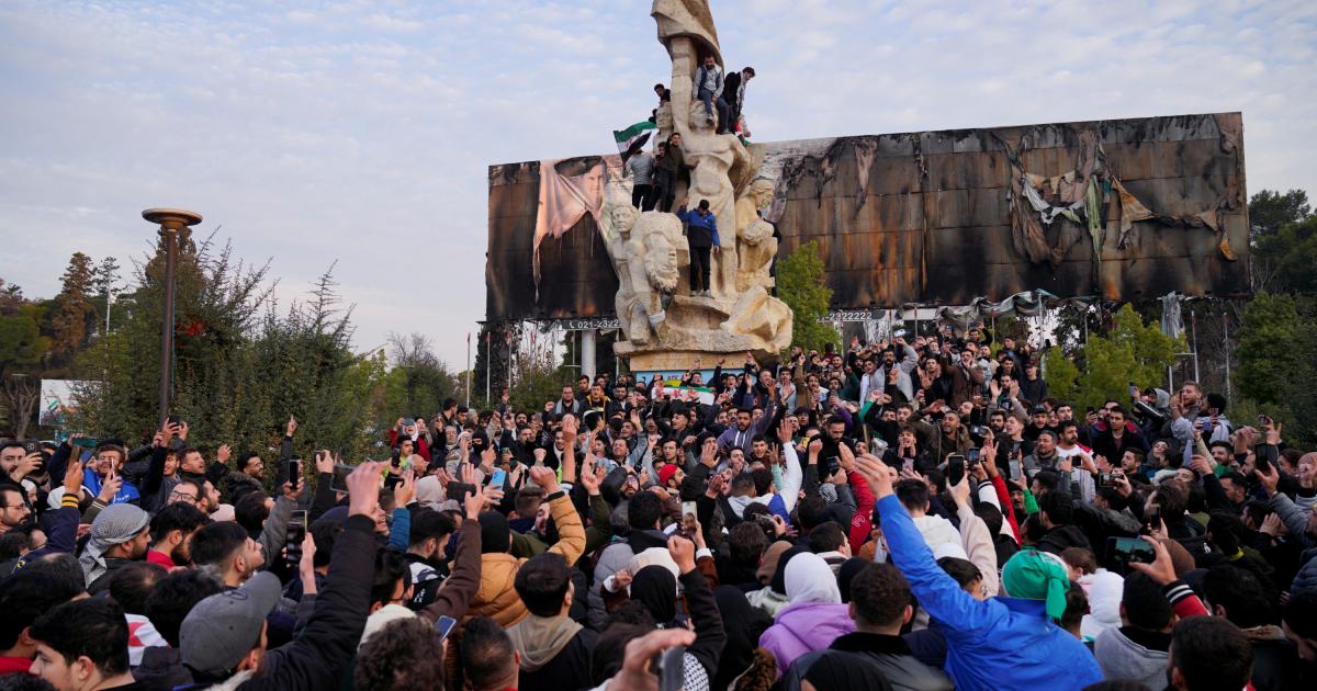Personas celebrando el fin del régimen de Bachar Al Assad en Siria.
