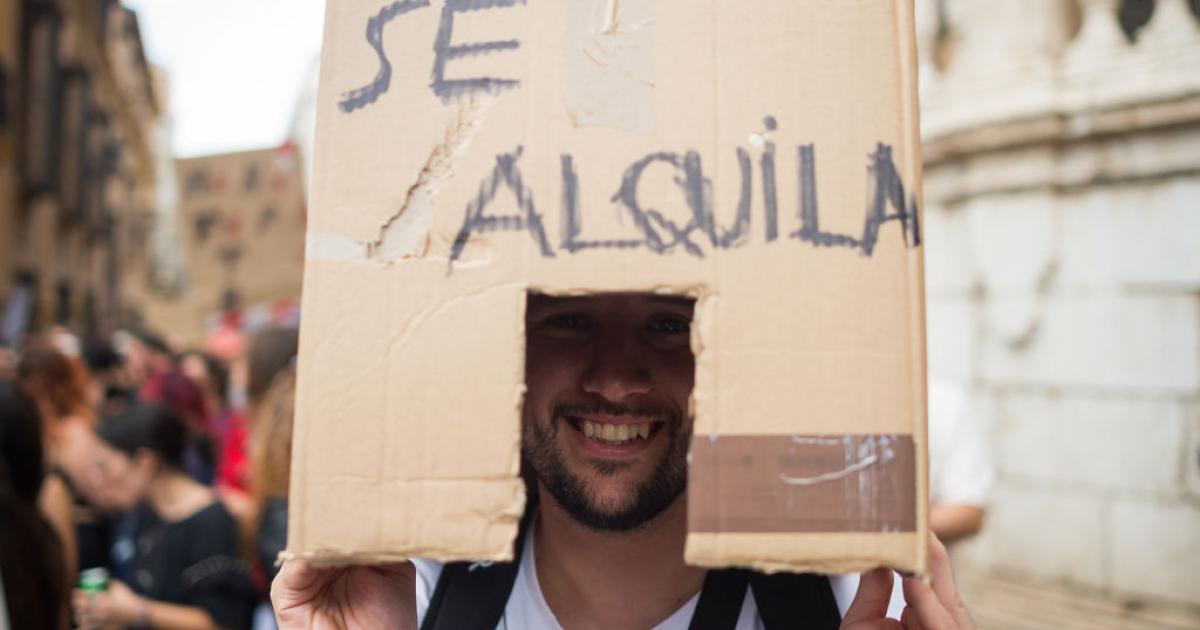 Un manifestante lleva una caja que representa una casa en alquiler en una manifestación en Málaga exigiendo una vivienda digna.