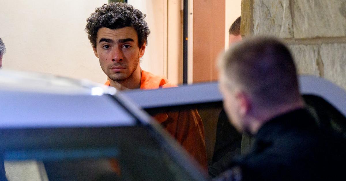 Luigi Mangione, presunto asesino del director ejecutivo de United Healthcare, trasladado desde un tribunal en Pensilvania.