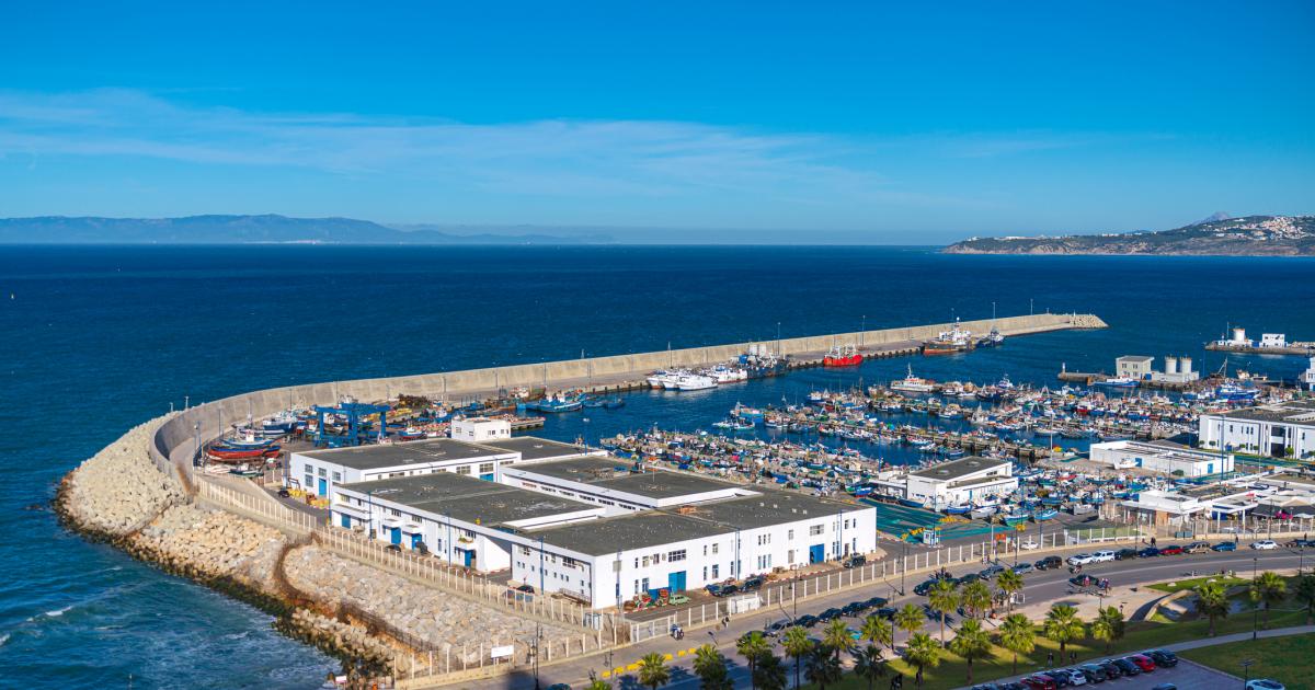 Un puerto de pescadores en Tánger, en Marruecos. Al fondo, las costas gaditanas del Estrecho.