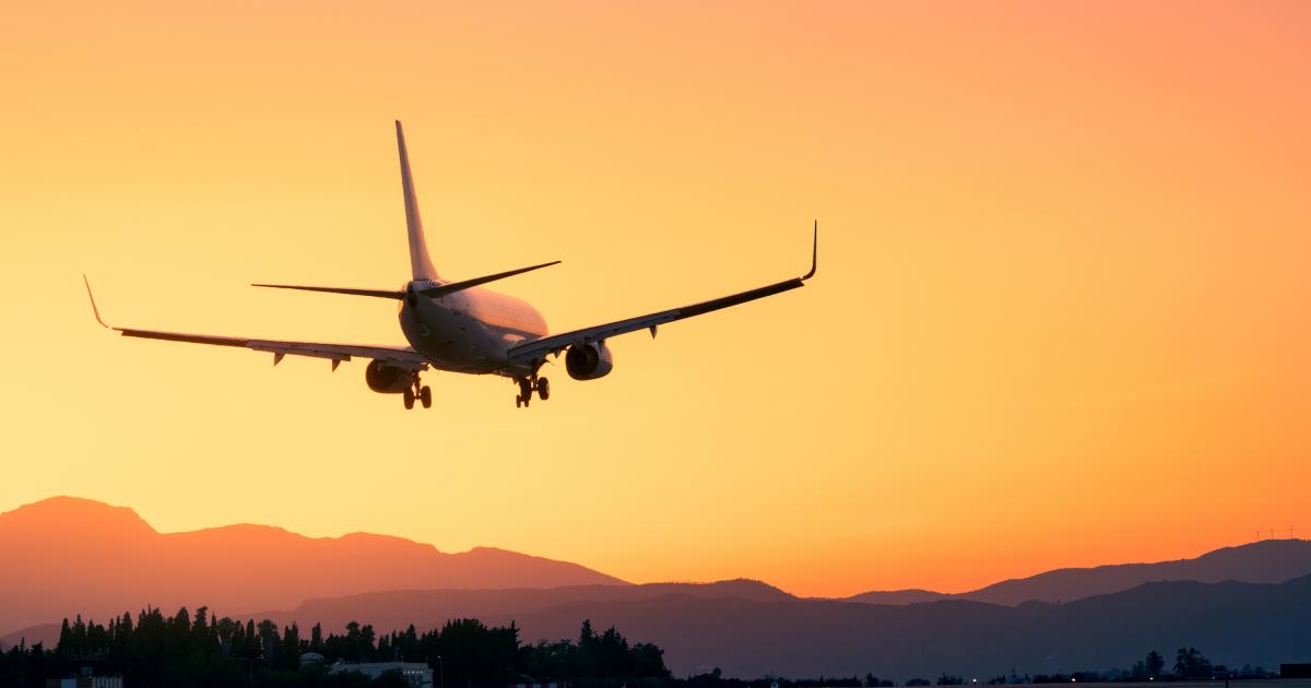 Foto de archivo de un avión aterrizando en un aeropuerto.