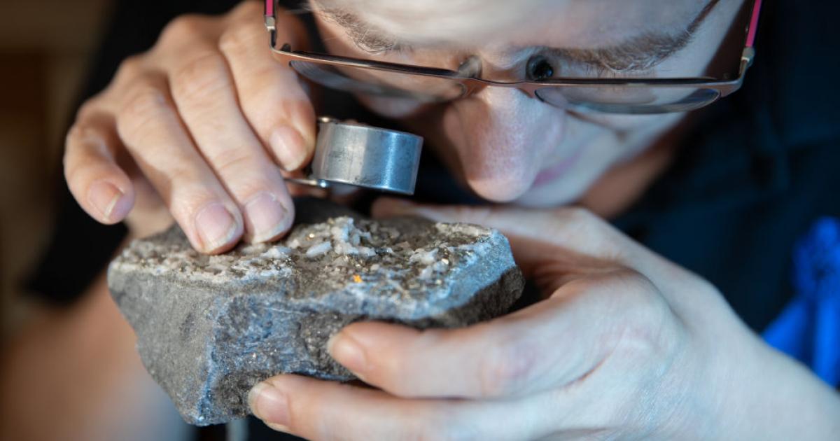 Un geólogo estudia unos restos de pirita en una imagen de archivo