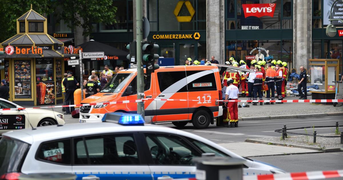 Imagen de archivo de policías y servicios de emergencia en una calle de Berlín