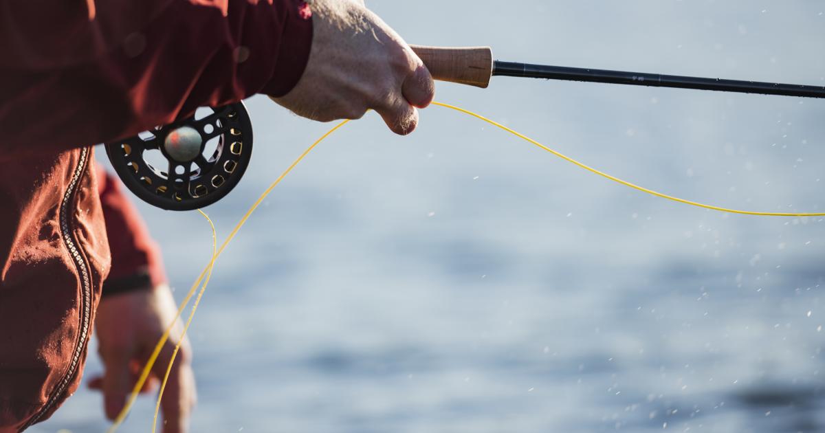 Una persona pescando, en una imagen de archivo