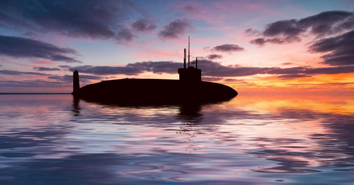 Un submarino ruso navega las aguas del océano.