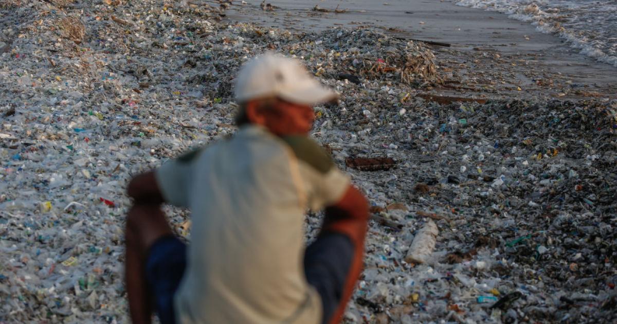 Imagen de archivo de una marea de residuos plásticos en la playa de Kedonganan, Badung, (Bali, Indonesia).