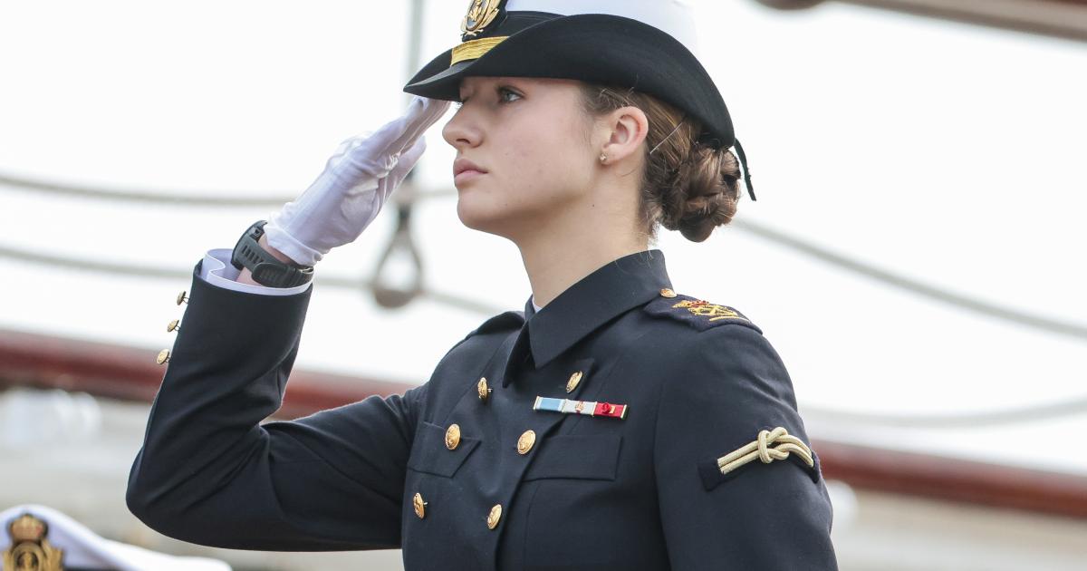 La princesa Leonor a su entrada en el buque escuela Juan Sebastián de ElCano.