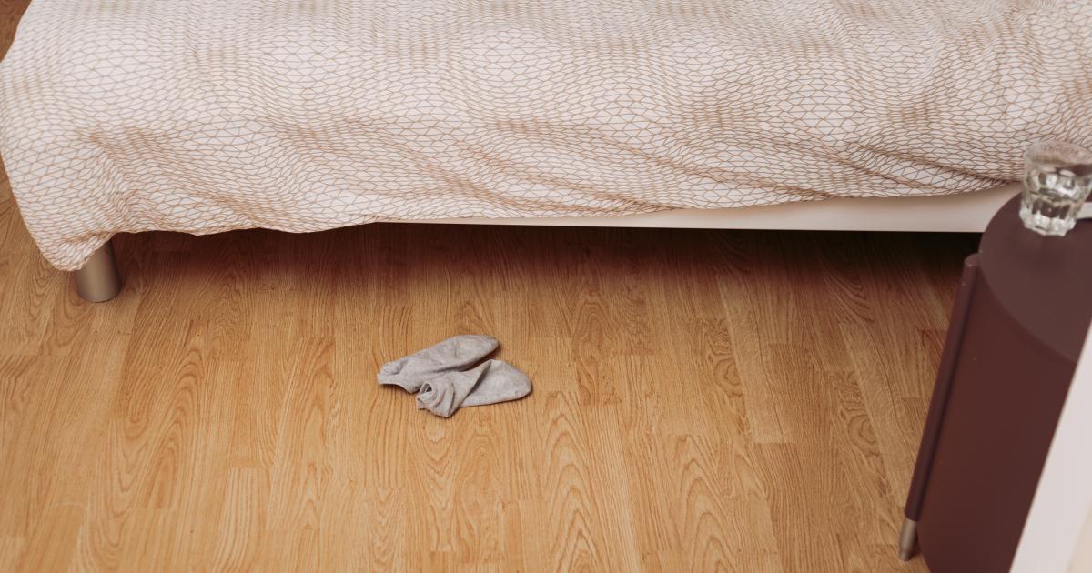 Unos calcetines en el suelo.