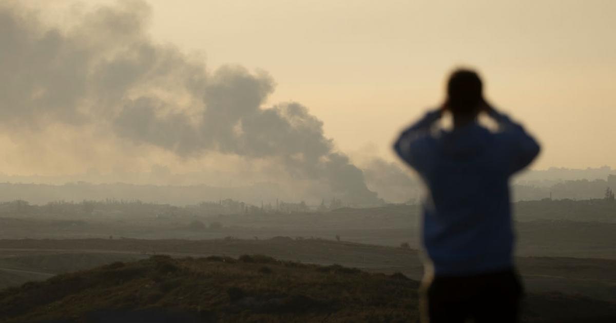 Un hombre otea la columna de humo de un bombardeo israelí sobre la Franja de Gaza desde Sderot (Israel), mientras se suceden las informaciones de que habrá acuerdo para un alto al fuego de forma inminente.