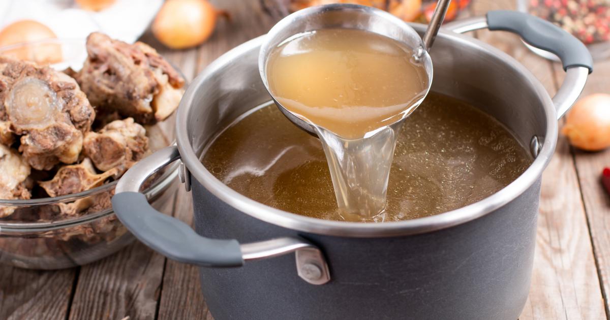 Imagen de archivo de un caldo de huesos.