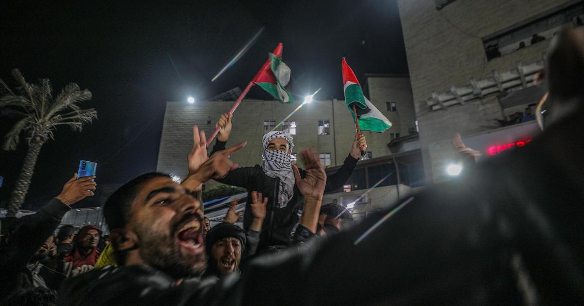 Los palestinos reaccionan a la noticia de un acuerdo de alto el fuego con Israel, en Deir al Balah, en el centro de la Franja de Gaza.