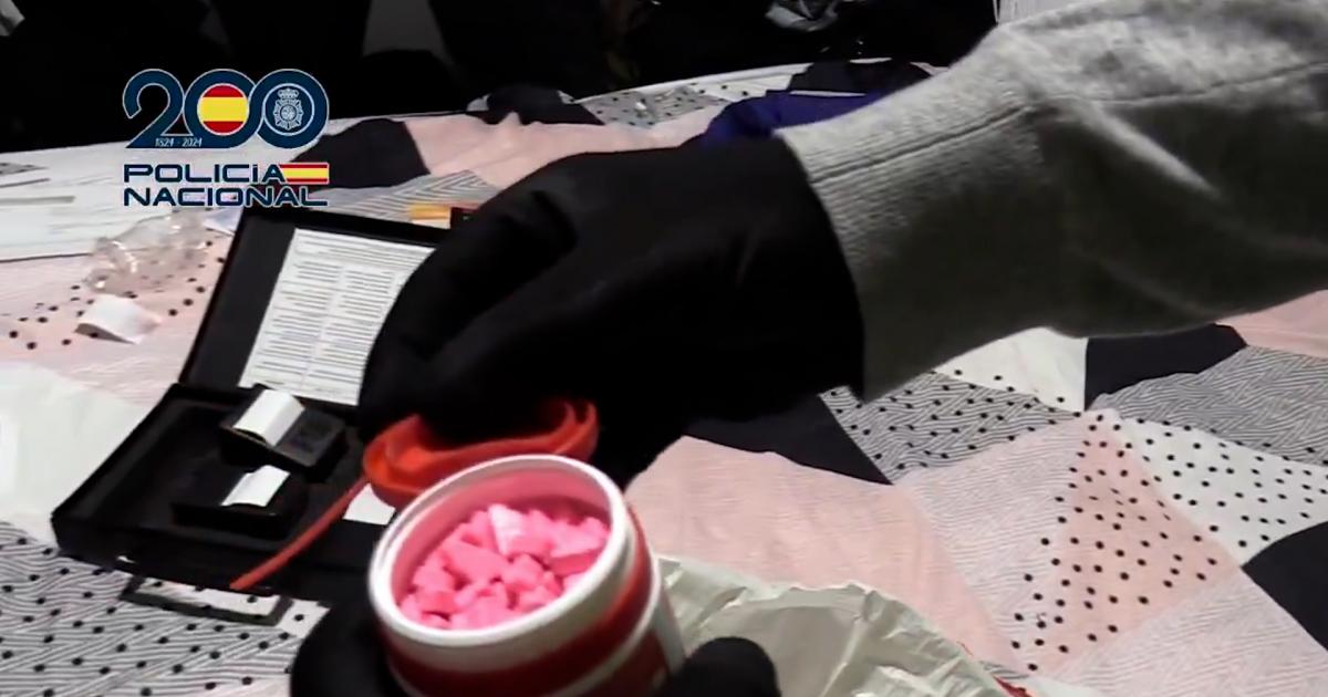 Parte de la droga aprehendida, en un bote de chicle.