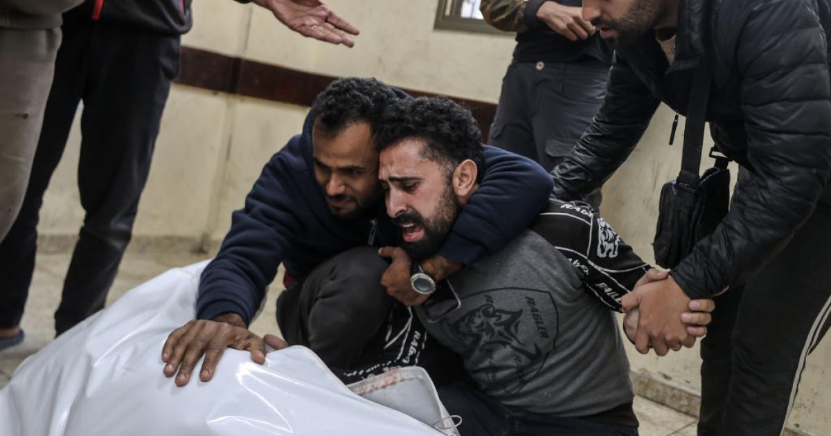 Unos palestinos lamentan la muerte de un familiar en uno de los últimos ataques israelís en Gaza, este miércoles 15 de enero.