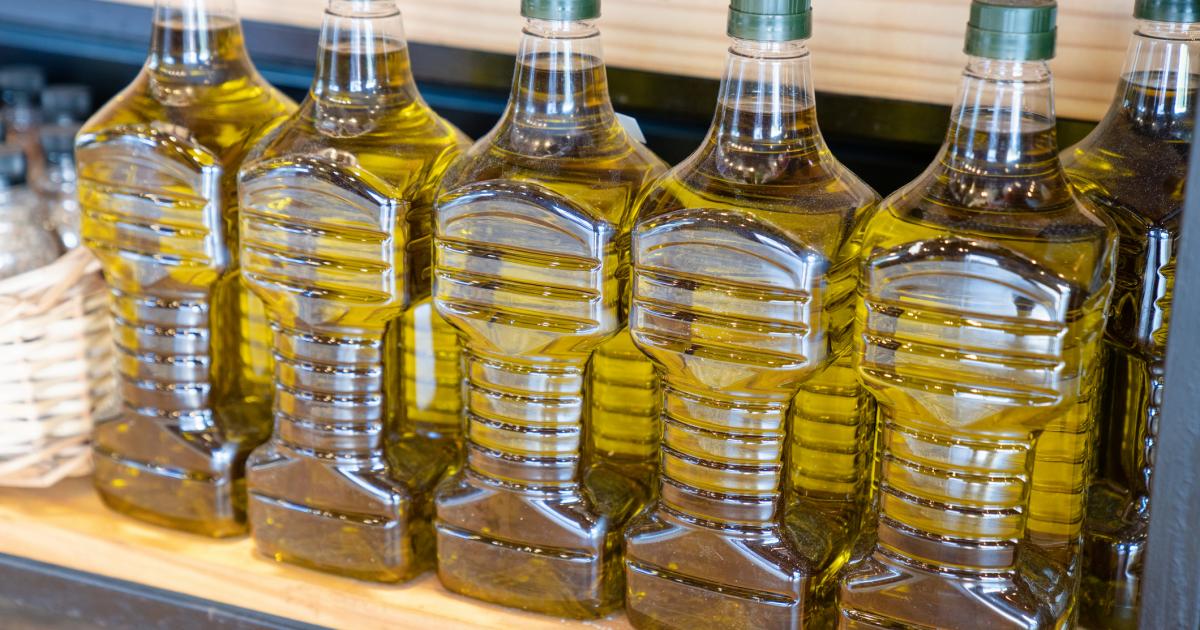 Imagen de archivo de botellas de aceite de oliva.