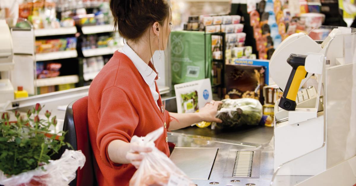 Una cajera de supermercado.