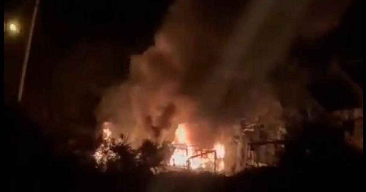 Imagen de uno de los ataques de colonos sobre una vivienda palestina en la Cisjordania ocupada.