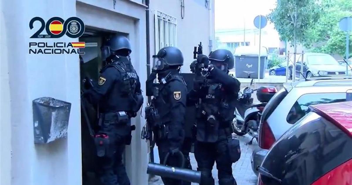 Los agentes de la Policía Nacional, durante la actuación policial.