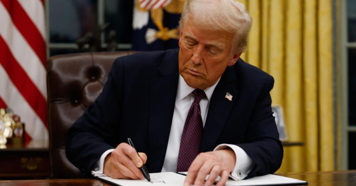Donald Trump firma sus primeros decretos en el Despacho Oval