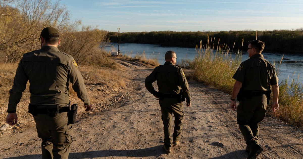 Agentes de la Guardia Fronteriza de EEUU patrullando la frontera en Río Grande, Eagle Pass (Texas).