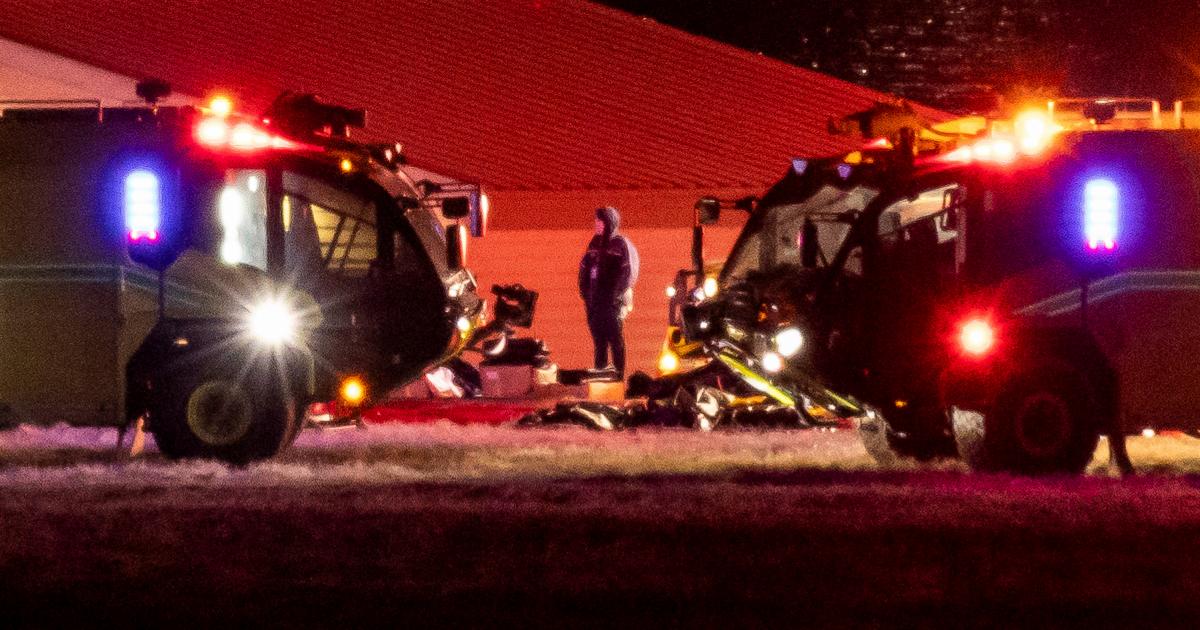 Equipos de emergencia trabajan en el lugar del siniestro tras la colisión de un helicóptero militar Blackhawk y un avión comercial en el que iban 64 personas, cerca del aeropuerto nacional Ronald Reagan, al lado del río Potomac, en la capital estadounidense de Washington DC.