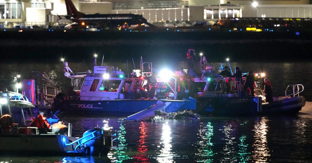 Foto de los servicios de emergencia buscando a supervivientes en el avión siniestrado.