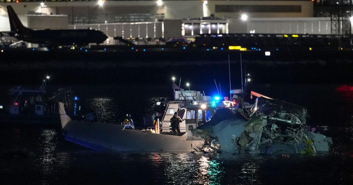 Los equipos de emergencia buscan el rastro de supervivientes en el accidente de avión en Washington.